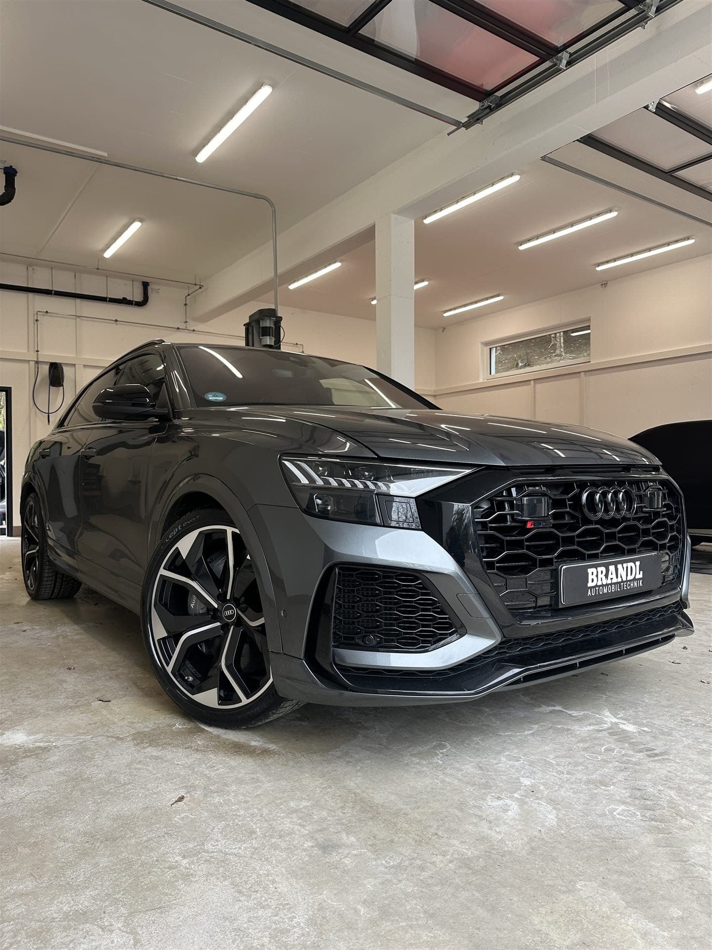 Audi RSQ8 – Inspektion mit Bremsbelagwechsel
